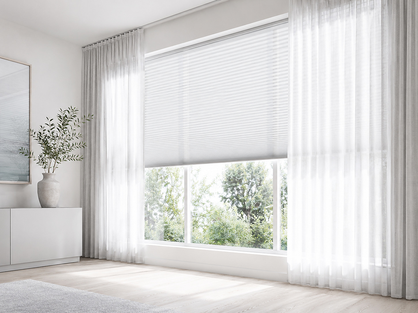 Gardinen und Sonnenschutz am großen Fenster – Raumdecor Niebergall